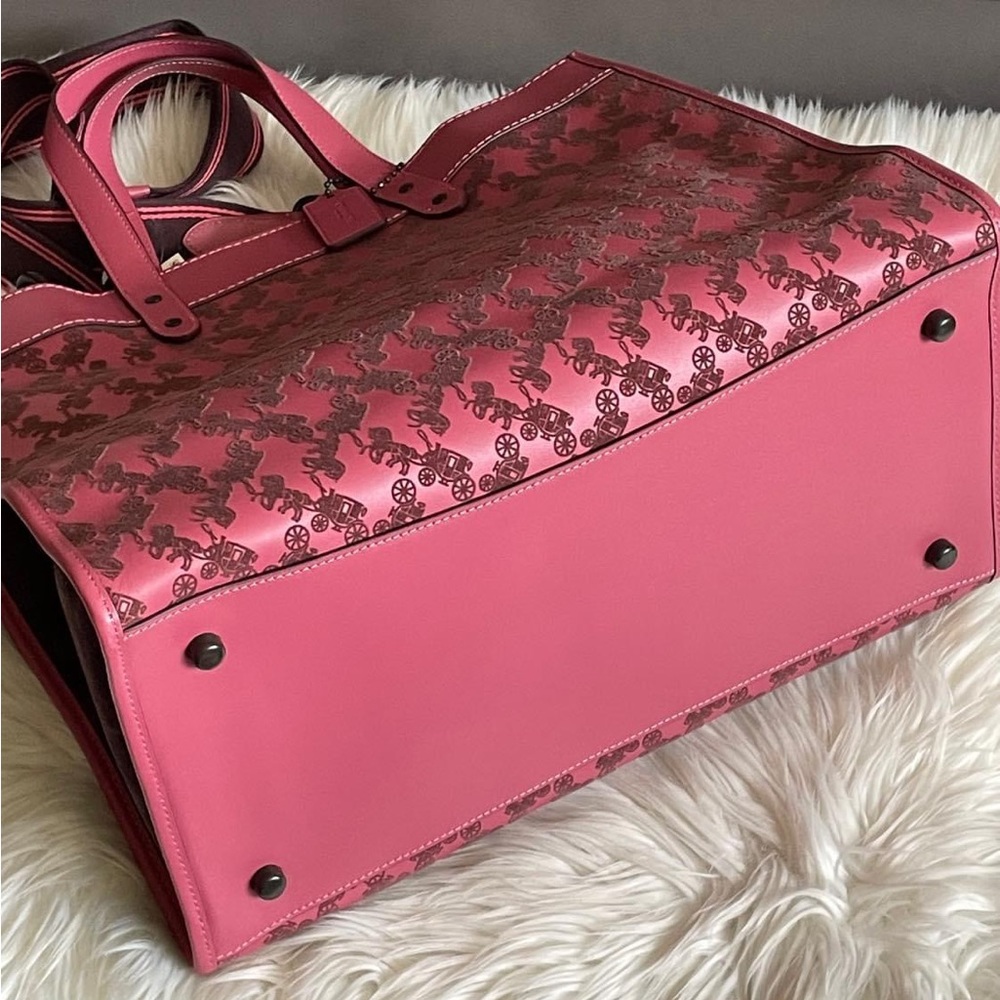 💰SOLD - C6612 - Coach Field Tote 40 with Horse and Carriage - Picture 5 of 11